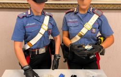 Anzio, pusher 21enne ai domiciliari, durante la fuga tenta di liberarsi della droga, sequestrato mezzo kg. di hashsh