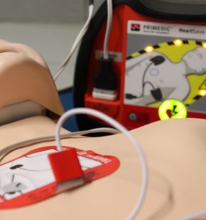 Roma, arresto cardiaco sulla metro A, salvato con il defibrillatore