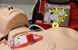 Roma, arresto cardiaco sulla metro A, salvato con il defibrillatore
