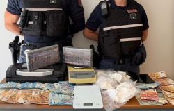 Roma, in manette corriere 63enne, nel doppiofondo dell'auto aveva 3 kg. di cocaina
