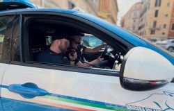 Roma, si libera del braccialetto elettronico ed incendia il negozio dove lavorava l' ex-compagna, arrestato 35enne