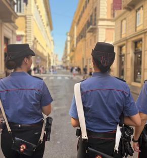 Roma, donna Carabiniere libera dal servizio, blocca due borseggiatori a largo Goldoni Roma, donna Carabiniere libera dal servizio, blocca due borseggiatori a largo Goldoni