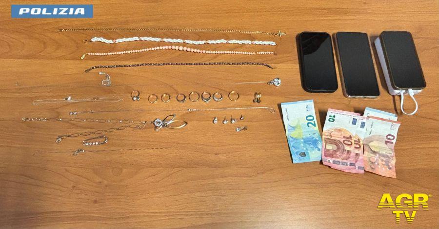Polizia la refurtiva recuperata e restituita alle vittime Polizia la refurtiva recuperata e restituita alle vittime