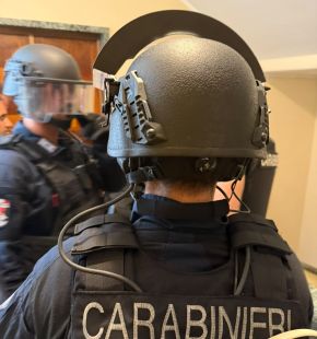 Roma Parioli, panico in un condominio ai Parioli, uomo si barrica in casa e minaccia i Carabinieri, bloccato