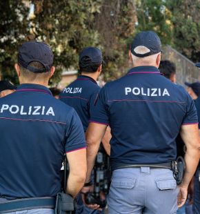 Roma, cinque arresti della Polizia, all'Ostiense il furto di uno zaino scatena una rissa Roma, cinque arresti della Polizia, all'Ostiense il furto di uno zaino scatena una rissa