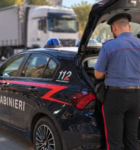 Pomezia, maxi furto di vino su un autotreno, in manette 5 persone, denunciato un minore