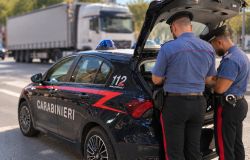 Pomezia, maxi furto di vino su un autotreno, in manette 5 persone, denunciato un minore