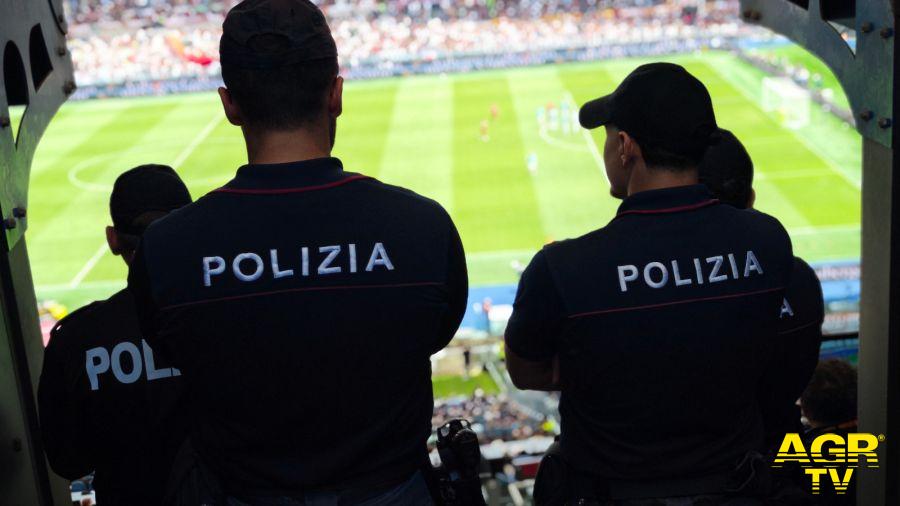 Polizia allo stadio Polizia allo stadio
