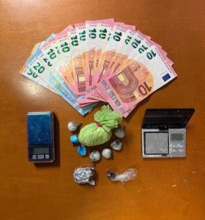 Roma, consegne a domicilio di droga individuate dalla Polizia, un pusher nascondeva la droga in un calzino