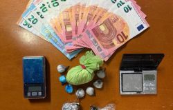 Roma, consegne a domicilio di droga individuate dalla Polizia, un pusher nascondeva la droga in un calzino