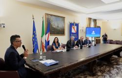 Il tavolo dei relatori da Sinistra l'Assessora Fiorella Zabatta, il Presidente della Regione Campania Roberto Fico, il Vice Sindaco della città Metropolitana di Napoli Giuseppe Cirillo, il Commissario