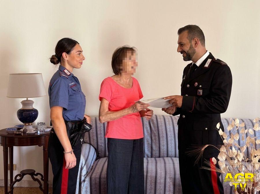 Carabinieri di Porta Portese restituiscono i soldi alla donna truffata Carabinieri di Porta Portese restituiscono i soldi alla donna truffata