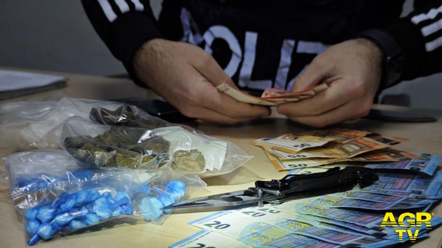 Polizia soldi e droga sequestrata Polizia soldi e droga sequestrata