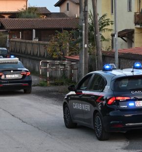 Rignano Flaminio, in auto con coltelli e manganello telescopico, denunciati padre e figlio
