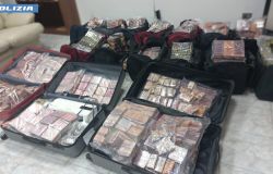 Roma, colpo grosso della Polizia, sequestrati oltre 400 kg. di hashish nascosti nei frigoriferi, in manette 29enne
