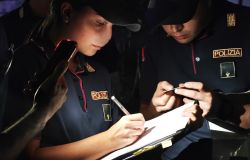 Roma, giro di vite sull'abusivismo commerciale, nel mirino  i minimarket, 40 esercizi controllati, 33 mila euro di sanzioni