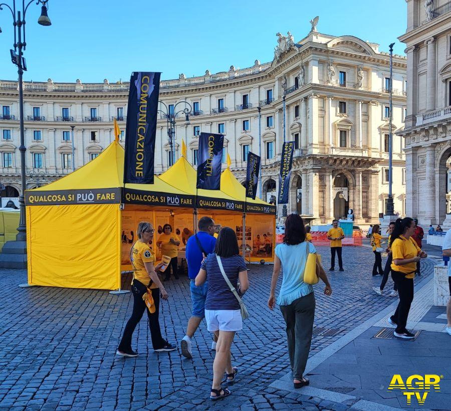 Tenda Gialla Ministri Volontari a piazza della Repubblica Tenda Gialla Ministri Volontari a piazza della Repubblica