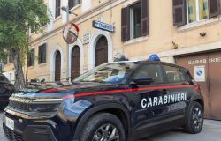 Carabinieri piazza Dante sospensione educatrice per maltrattamenti