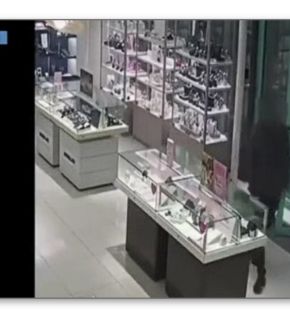 Rapina in una gioielleria del centro commerciale San Donato Rapina in una gioielleria del centro commerciale San Donato