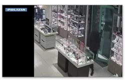 Rapina in una gioielleria del centro commerciale San Donato