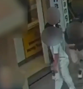 Strappa un orologio di circa 88 mila euro ad un turista in centro. Arresto per rapina aggravata Strappa un orologio di circa 88 mila euro ad un turista in centro. Arresto per rapina aggravata