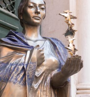 Divina d'acciaio la statua di Maria Callas al museo di scultura antica Giovanni Barraco Divina d'acciaio la statua di Maria Callas al museo di scultura antica Giovanni Barraco