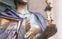 Divina d'acciaio la statua di Maria Callas al museo di scultura antica Giovanni Barraco