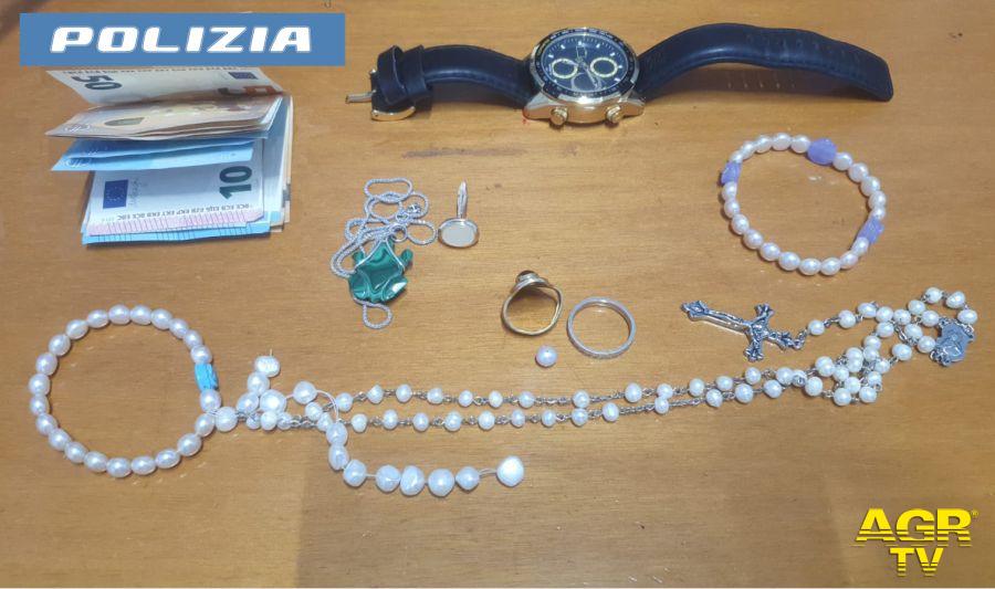 Polizia soldi e gioielli recuperati e restituiti agli anziani Polizia soldi e gioielli recuperati e restituiti agli anziani