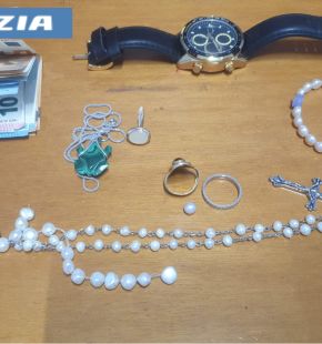 Roma, inseguimento ad alta velocità in autostrada, presi dopo 22 km due truffatori, arrestato l'autista