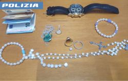 Polizia soldi e gioielli recuperati e restituiti agli anziani