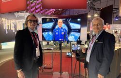 Rettore Enrico Quagliarini Prof Paolo Clini alle spalle l'avatar di Villadei