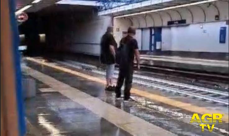 Metromare ex Roma-Lido, piove nella stazione di Acilia - Immagine da Video il 10 settembre Metromare ex Roma-Lido, piove nella stazione di Acilia - Immagine da Video il 10 settembre