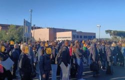Stazione di Acilia passeggeri in attesa dei Bus Navetta - Foto Archivio AGR