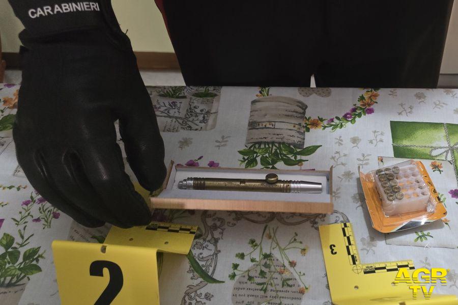 Carabinieri Ostia la penna pistola sequestrata Carabinieri Ostia la penna pistola sequestrata