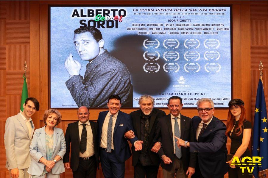 Attraverso il racconto di Igor Righetti, Alberto Sordi continua così a vivere nella memoria del pubblico e a parlare a chi lo ha conosciuto, a chi lo ha amato e a chi lo scopre oggi per la prima volta Attraverso il racconto di Igor Righetti, Alberto Sordi continua così a vivere nella memoria del pubblico e a parlare a chi lo ha conosciuto, a chi lo ha amato e a chi lo scopre oggi per la prima volta