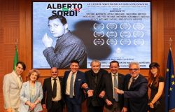 Attraverso il racconto di Igor Righetti, Alberto Sordi continua così a vivere nella memoria del pubblico e a parlare a chi lo ha conosciuto, a chi lo ha amato e a chi lo scopre oggi per la prima volta