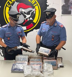 Cisterna di Latina, maxi blitz dei Carabinieri, sequestrati 26 kg. di cocaina, rolex e fucile a canne mozze, arrestato 40enne