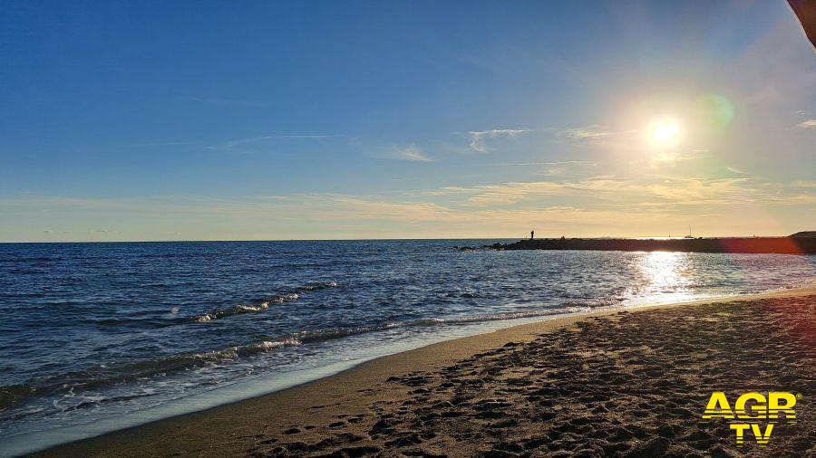 Ostia Ponente: la magia del mare d'argento al tramonto Ostia Ponente: la magia del mare d'argento al tramonto