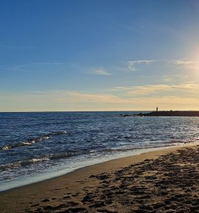 Ostia Ponente, la magia dell'ora d'oro: quando il mare si fa d'argento