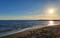 Ostia Ponente, la magia dell'ora d'oro: quando il mare si fa d'argento