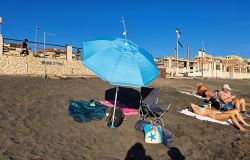 Un posto in prima fila sulla spiaggia di Ostia: il mare d'argento visto dal bagnasciuga