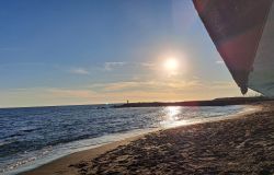 I riflessi dell’ora d’oro a Ponente: la magia del mare d’argento a Ostia