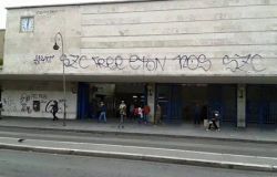 Ostia, scritte fasciste sui muri per l'anniversario della Liberazione