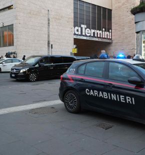 Roma, tenta di strappare il borsello ad un 52enne, colpendolo con claci e pugni, in manette 26enne Roma, tenta di strappare il borsello ad un 52enne, colpendolo con claci e pugni, in manette 26enne
