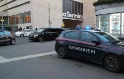 Roma, tenta di strappare il borsello ad un 52enne, colpendolo con claci e pugni, in manette 26enne