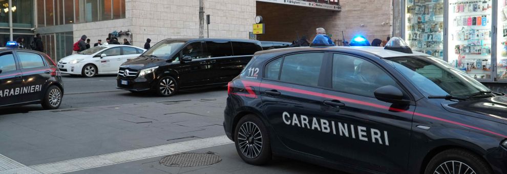 Roma, tenta di strappare il borsello ad un 52enne, colpendolo con claci e pugni, in manette 26enne