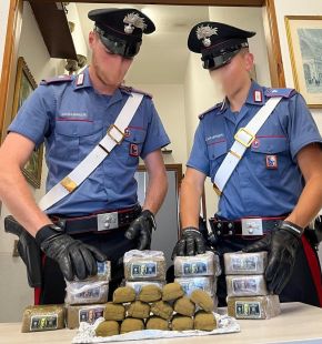 Roma, retata di pusher dal centro al litorale, 23 arresti, sequestrati oltre 9 kg. di droga tra cocaina, hashish e crack Roma, retata di pusher dal centro al litorale, 23 arresti, sequestrati oltre 9 kg. di droga tra cocaina, hashish e crack