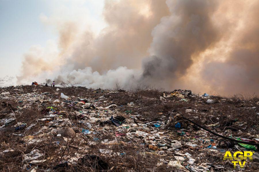 rifiuti discarica foto Legambiente rifiuti discarica foto Legambiente