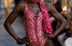 Sotto il segno dei fiori: Pin-Up Stars l’eleganza leggera e sofisticata del beachwear