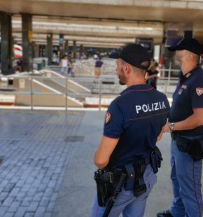 Roma Termini, rubano il portafoglio dalla borsa di una turista, in manette tre giovani bosniache Roma Termini, rubano il portafoglio dalla borsa di una turista, in manette tre giovani bosniache